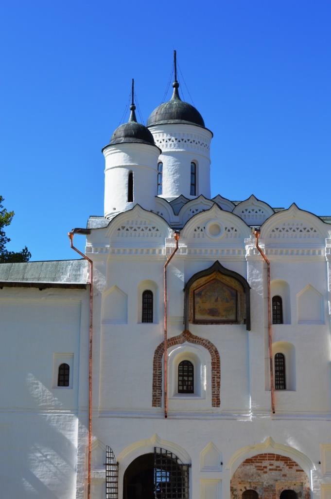 Kyrkan för Herrens transfiguration med vattengrindar vid klostret