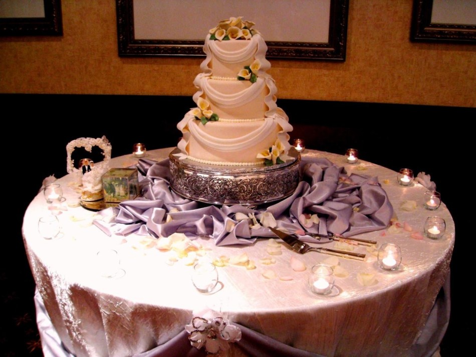 Чем украшают свадебные торты
