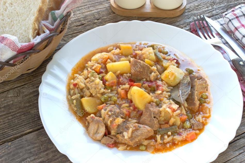 Al arroz de guarnición de cerdo