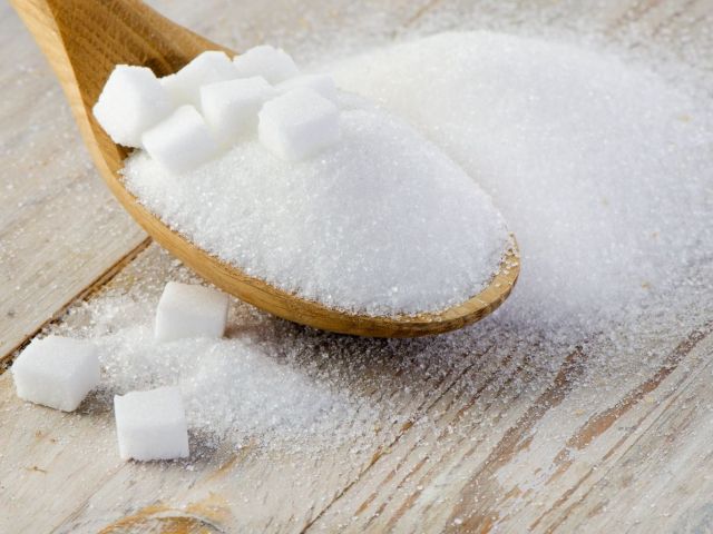 Сколько граммов сахара в одном граненом 250 мл стакане и стакане 200 мл: мера и вес сахара. Сколько чайных и столовых ложек в стакане сахара? Сколько в одном килограмме стаканов сахара? Как отмерить сахар стаканом?