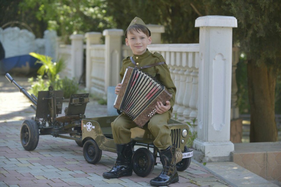 Fences, fences in the style of the beginning of the last century - a chic background for a photo shoot by May 9