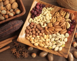 Oreščki oreščkov. Koristne in terapevtske lastnosti oreha, cedre, brazilcev, gozda, črne in muškatne oreščke, arašidov, mandljev, indij