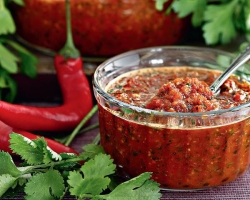 Adjika aiguë maison des tomates pour l'hiver: 2 meilleures étapes-partenaire avec des ingrédients détaillés