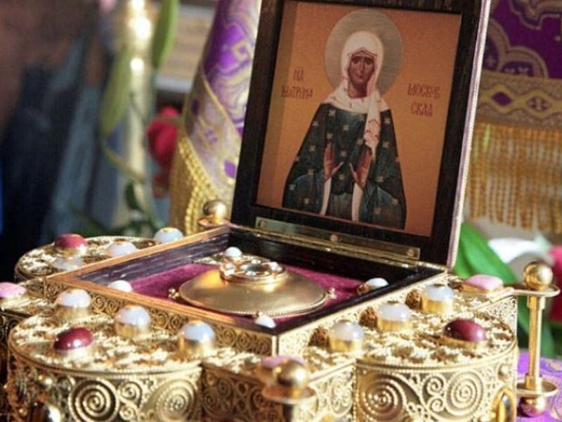 Rak z relikvijami svete Matrone in njene ikone