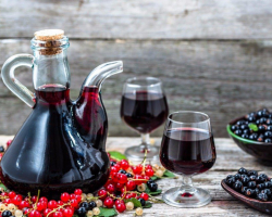 Πώς να διορθώσετε το σπιτικό κρασί, αν αποδείχθηκε πολύ γλυκό: Πώς να αραιώσετε το γλυκό σταφύλι, το κεράσι, το μήλο, το δαμάσκηνο σπιτικό κρασί;