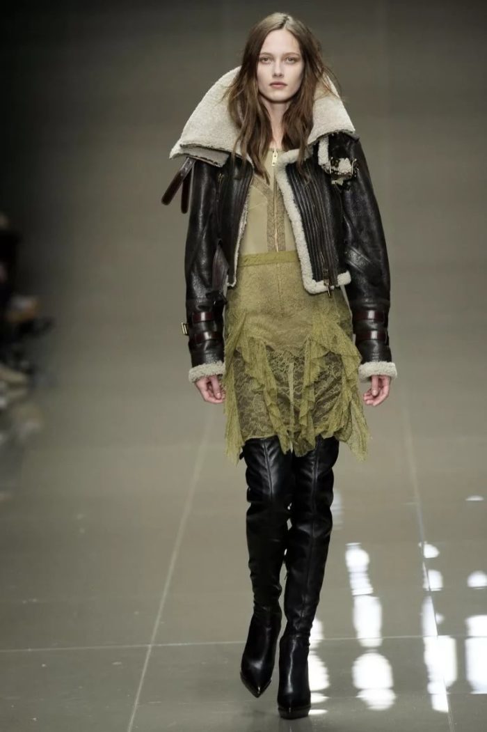 Stílusos utcai divat a téli lányok számára, dzsekikben, téli báránybőr kabátokban, csizmákban - katonai stílus