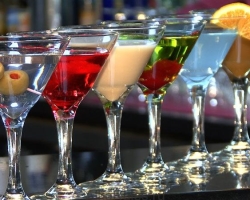 Hogyan lehet inni különféle típusú martini -t, és mit kell harapni az etiketten: receptek, szabályok, tippek. Mi hígított, és hogyan isznak száraz, piros, rózsaszín, zöld martini, bianko, rosso, rosato, extra száraz, asti: lé nevek, arányok