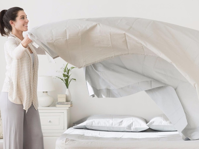 Как легко и просто заправить одеяло в пододеяльник: лайфхаки, советы