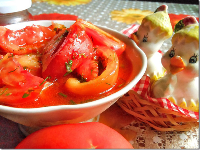 Tomates rojos en el corte coreano para el invierno