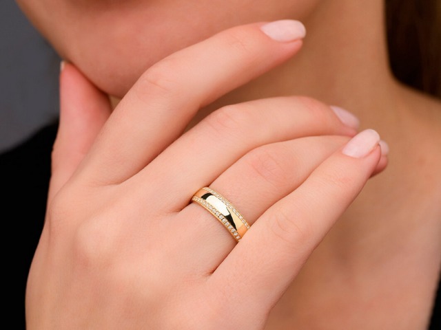 Која је разлика између ангажманог прстена из уобичајеног злата, венчања, ангажмана: шта би требало да буде, на којој се руци носи?