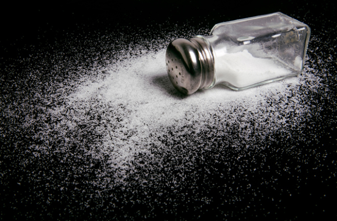 Примета: к чему рассыпать соль на стол, на пол? Правда ли, что рассыпанная соль к ссоре? Что делать, если нечаянно рассыпалась соль, как избежать ссоры?