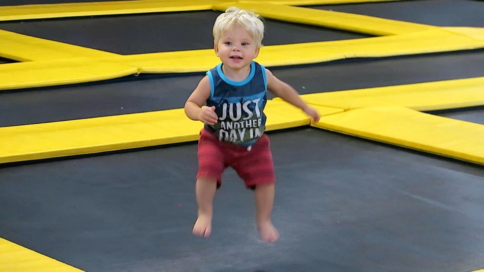 Прыжки - то, что обязательно должно быть элементом игры для 2-летнего ребенка
