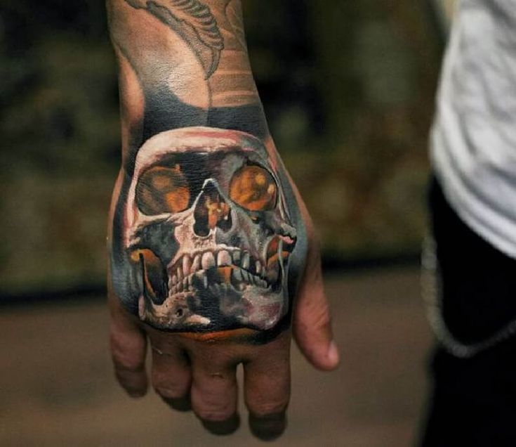 Креативные мужчины тоже делают татуировки на кистях