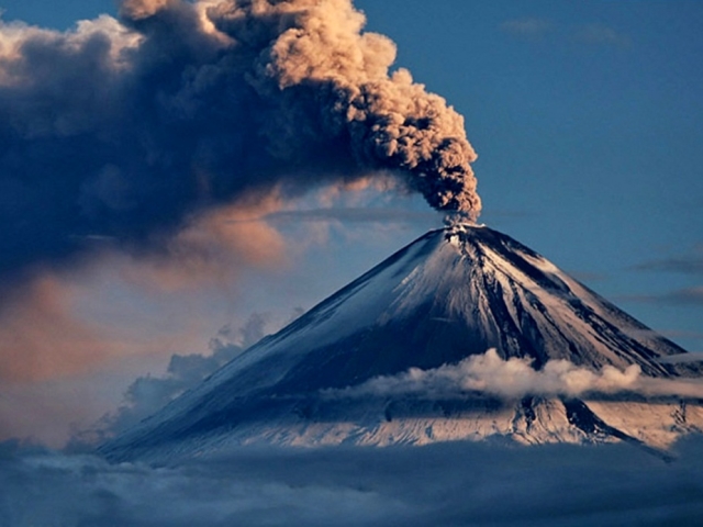Dans quelles régions de notre planète sont la plus grande concentration de volcans, comment se forment les volcans, qu'y a-t-il, les zones de sismoactive: une brève description, photo