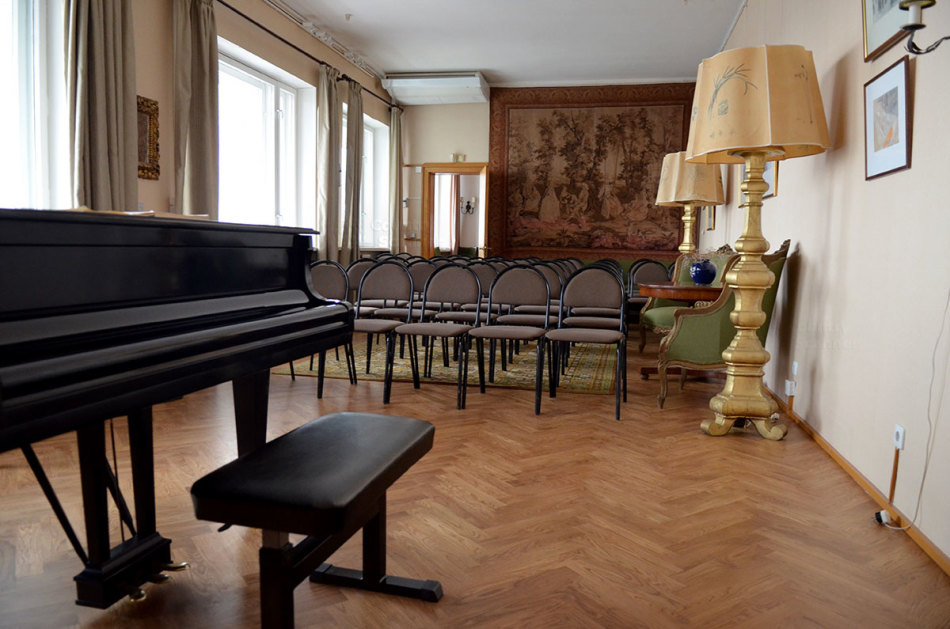 Nowadays, concerts are held in the large room of the Richter Museum of Richter's apartment