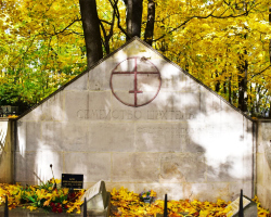 A Föld egy temetőben egy sírban összeomlott, a sír meghibásodott vagy rendezett: jelek