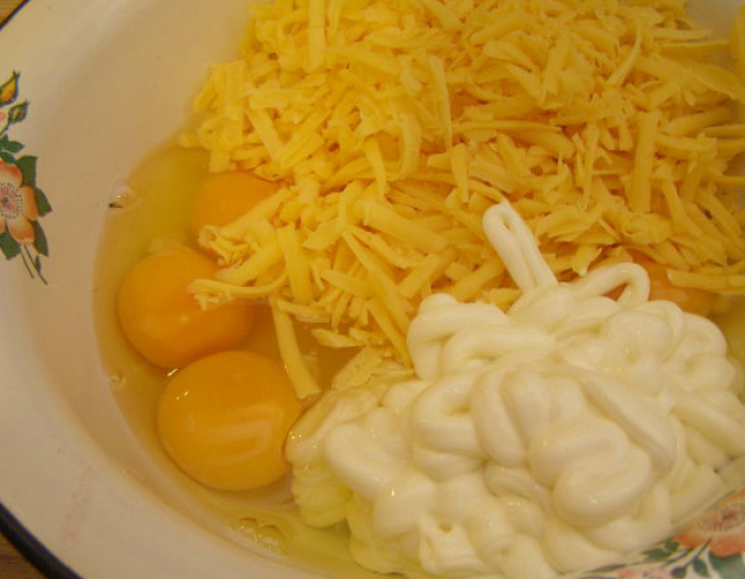 Roulette omlet avec hachure de poulet: ajouter des œufs et de la mayonnaise