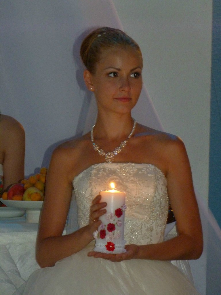Впрочем, красные цветы на свадебной свече тоже отлично смотрятся