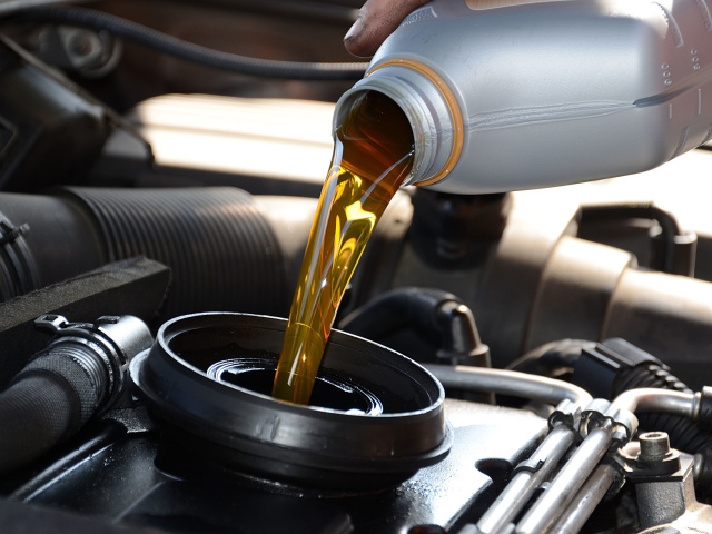 Motor oil 5W30 and 5W40: What is the difference? Is it possible to replace 5W30 oil by 5W40. What will happen if oil is mixed?