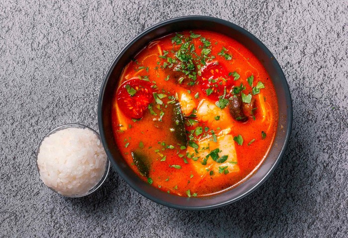 Суп том-ям с рисом точно запомнится надолго - настолько его вкус многогранный