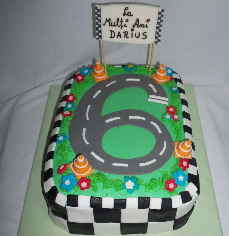 Kue selama 6 tahun dalam bentuk digit 6