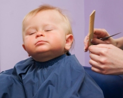 Quand vous couper les cheveux pour un enfant pour la première fois? Peut ou non pour couper un enfant en vrac, suie? Où mettre les premiers cheveux coupés de l'enfant? Est-il possible de couper un enfant endormi?