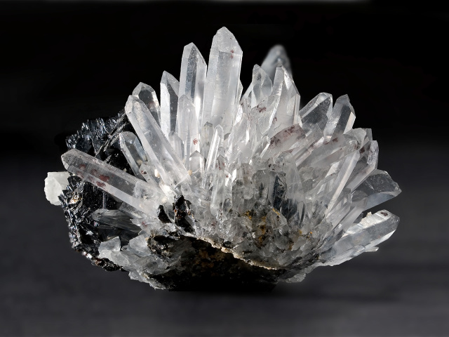 Stone - Mountain Crystal: Propriétés thérapeutiques et magiques, photos. À qui est la pierre du cristal de montagne, quels signes du zodiaque font-il? Comment déterminer le cristal de roche, en quoi une vraie pierre diffère-t-elle d'un faux et du diamant? Les meilleurs bijoux avec Rock Crystal: Photo