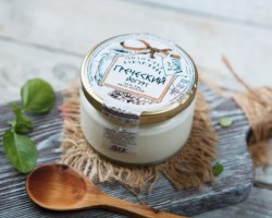 Quelle est la différence entre le yaourt grec et l'ordinaire, simple: qu'est-ce que c'est, de quoi est le contenu calorique. En quoi le yaourt grec diffère-t-il de la crème sure, le kéfir?