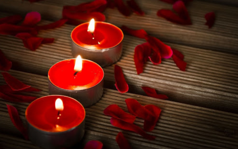 Красный свечи, как и сам цвет часто используется в магии, особенно в любовной