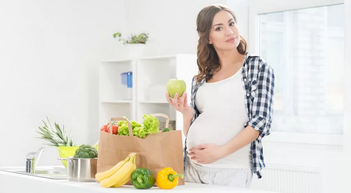 Έτσι ώστε ο λαιμός να μην βλάψει κατά τη διάρκεια της εγκυμοσύνης, πρέπει να φάτε σωστά