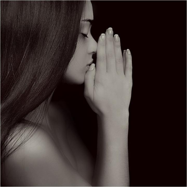 Deklica izvaja molitveno prakso za odpuščanje