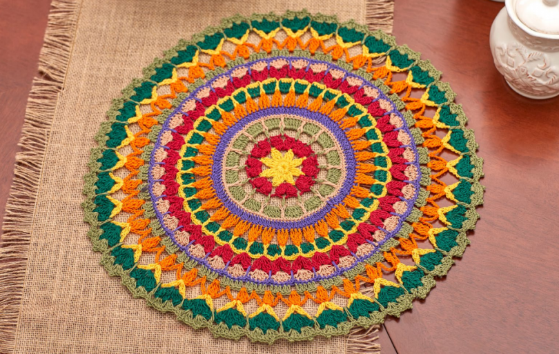 Mandala de serviette de couleur à l'intérieur