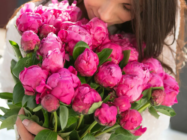Peonies on Feng Shui for an unmarried girl: signs. Is it true that peonies attract love?