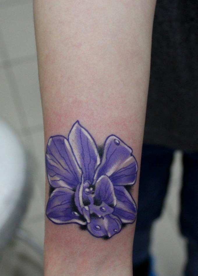 Tattoo on the wrist in the form of a gladiolus