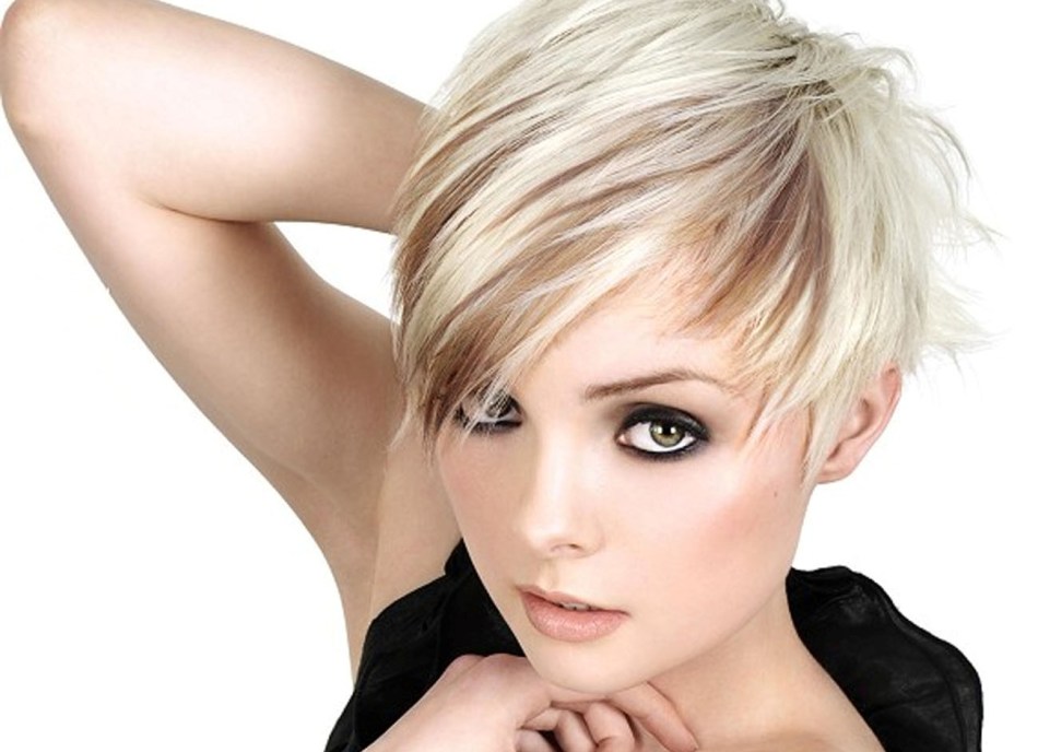 Pixie de corte de pelo de moda con flequillo