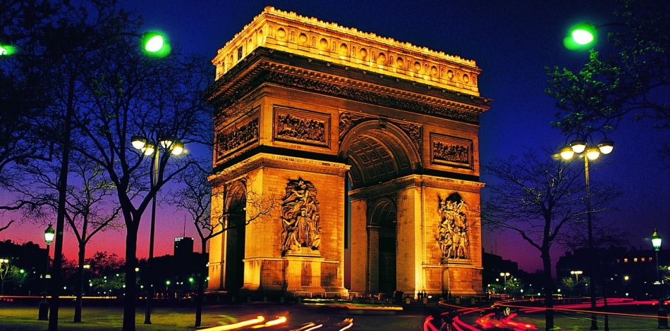 Триумфальная арка в париже. франция
