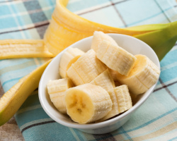 Recetas de las mejores máscaras faciales con un plátano de arrugas y para piel grasa y seca y piel