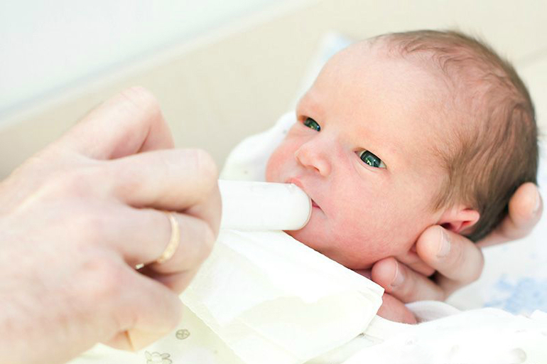 Un bambino prematuro mangia male