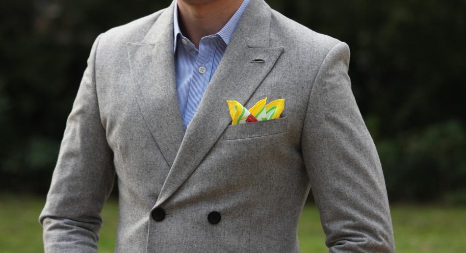 How to wear a scarf in the pocket of a male jacket: tips