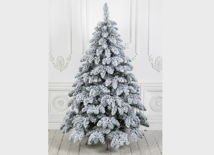 Un árbol de Navidad artificial nevado