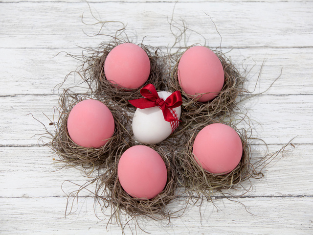 Come dipingere le uova di Pasqua barbabietole in rosa?