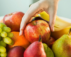 Que hora do dia é melhor ter bananas, maçãs, uvas e outras frutas? Você precisa comer frutas antes das refeições ou depois de comer?