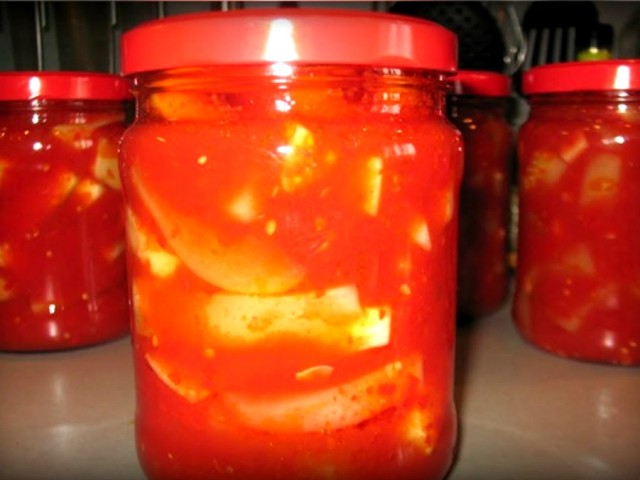 El calabacín en el tomate para el invierno son las mejores recetas: calabacín 