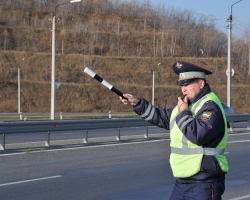 Kaj storiti z voznikom, če se je prometni policijski inšpektor ustavil na mostu: kaj morate vedeti?