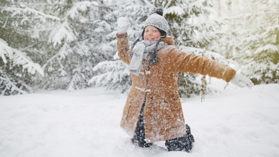 Игра в снежки может стать интеллектуальной для ребенка 8 лет