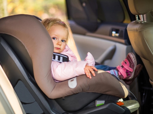 Hogyan lehet rögzíteni a gyermekek székét, egy autótömítést, egy autóülés, egy háromszög az első és a hátsó ülésen - leírás, fotó utasítások. Hogyan lehet gyermeket ültetni egy autóülésbe, hogyan válasszon egy helyet, hol rögzítse az autó üléseit az autóban?