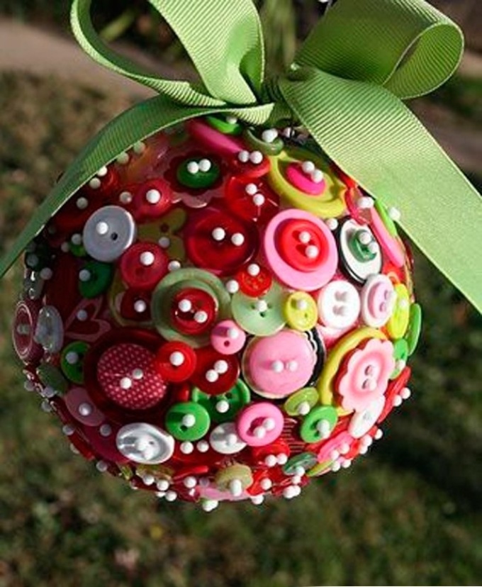 Вместо пайеток пенопластовый новогодний шар можно украсить разноцветными пуговицами
