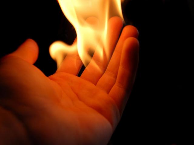 К чему горят руки, кисти рук, ладони, пальцы: приметы и причины, симптомы и признаки болезней. К чему горит правая и левая рука: приметы. При каких заболеваниях краснеют, горят огнем кисти, пальцы и ладони рук, чешутся, болят и немеют?