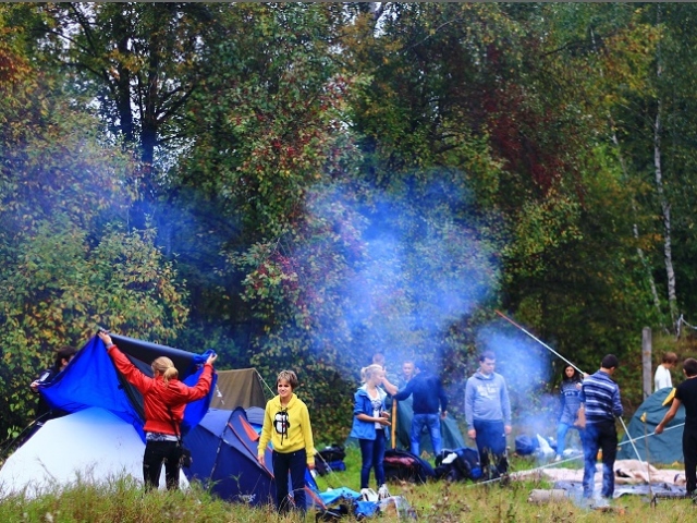 Presentación de un equipo turístico en un rally turístico, saludando a los equipos para adultos: escenario