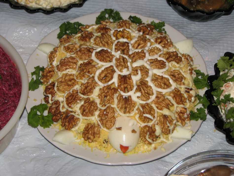 Салат «черепаха» с куриным филе и грецким орехом